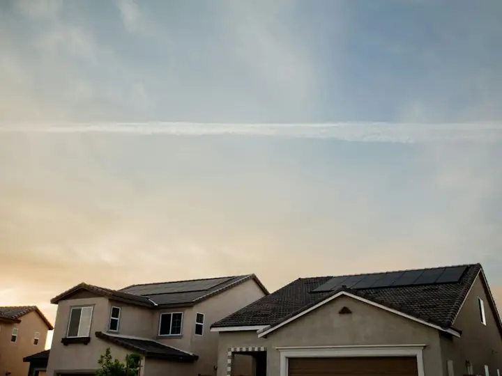Duas casas com painéis solares no telhado ao entardecer