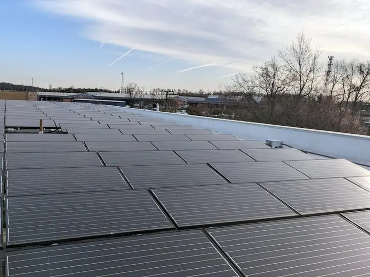 Telhado comercial com fileiras de módulos solares