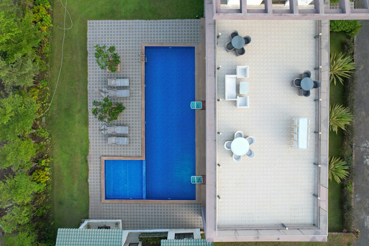 Vista aérea de piscina retangular com deck
