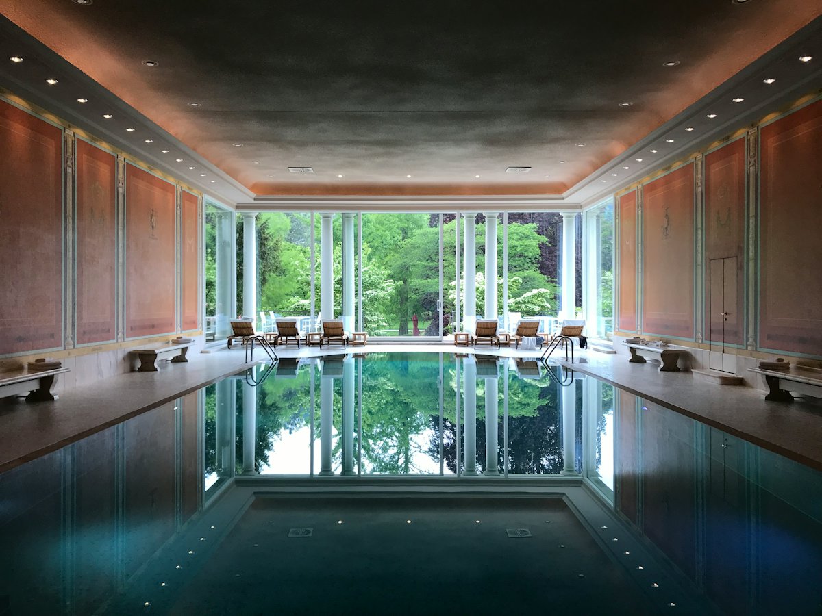 Piscina coberta com vista para árvores