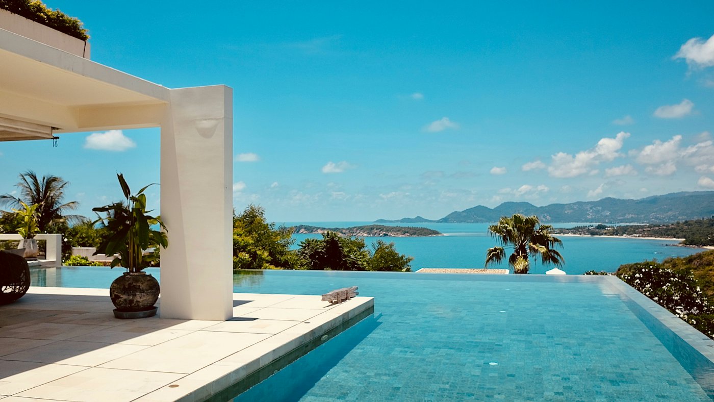 Piscina de borda infinita com vista para uma baía