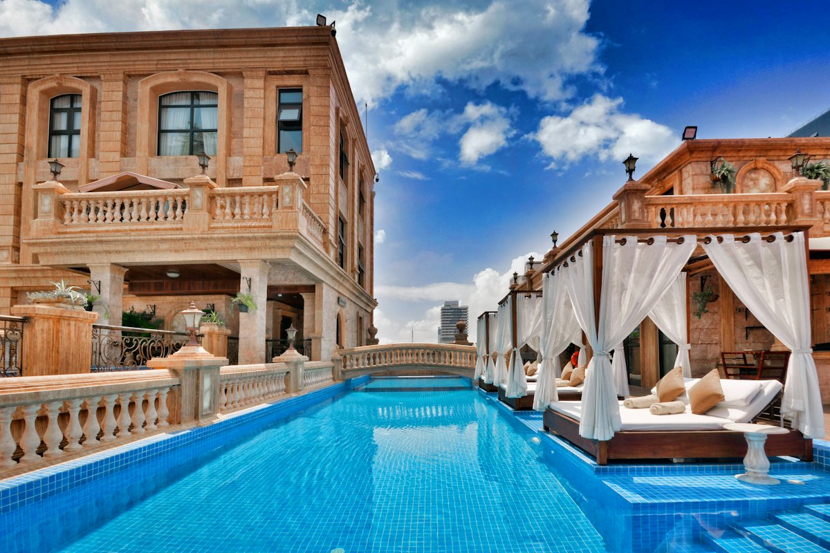 Piscina em cobertura com restaurante