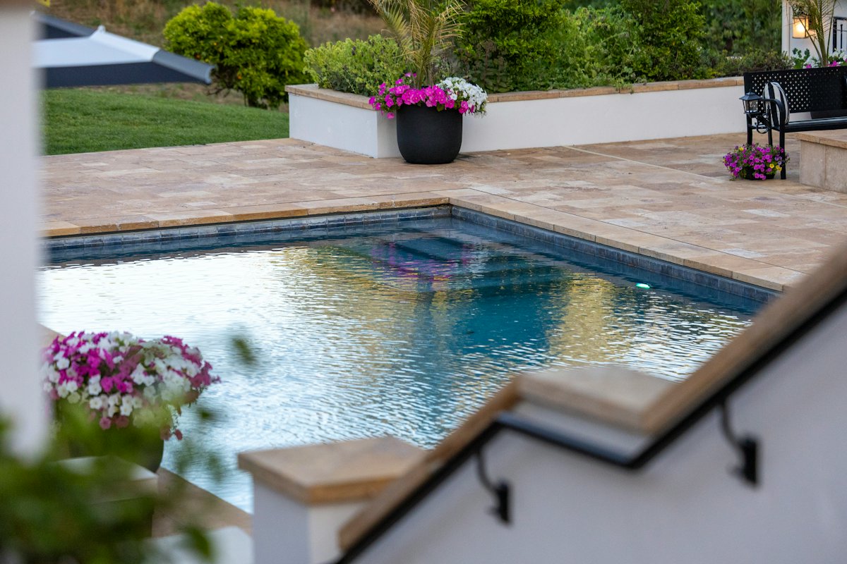 Piscina com deck e flores coloridas