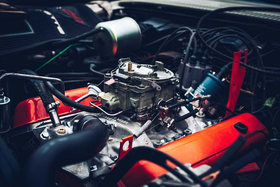 Motor de carro com chicote elétrico e componentes à mostra