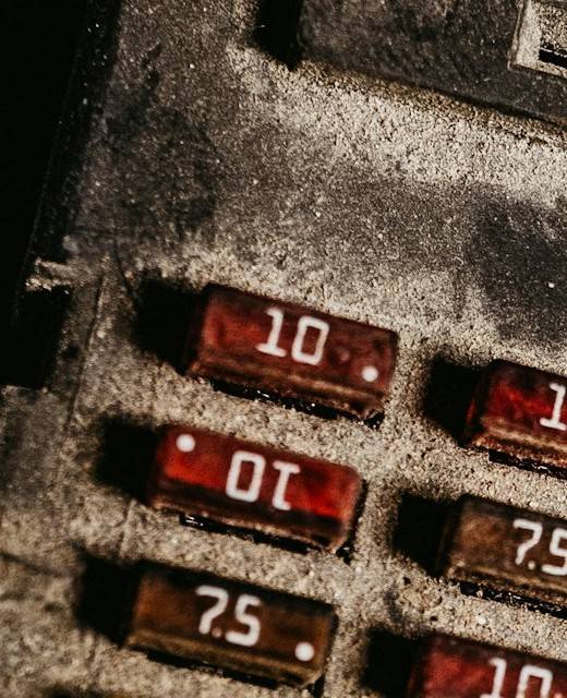 Fusível de lâmina de 10 A em uma caixa de fusíveis de carro