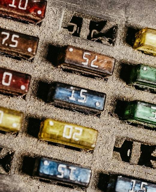 Fusível de lâmina de 15 A em uma caixa de fusíveis de carro