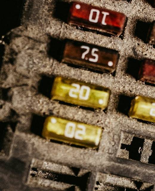 Fusível de lâmina de 20 A em uma caixa de fusíveis de carro