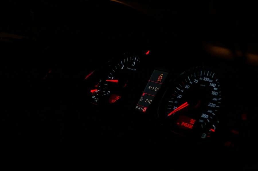 Painel de instrumentos do carro aceso à noite