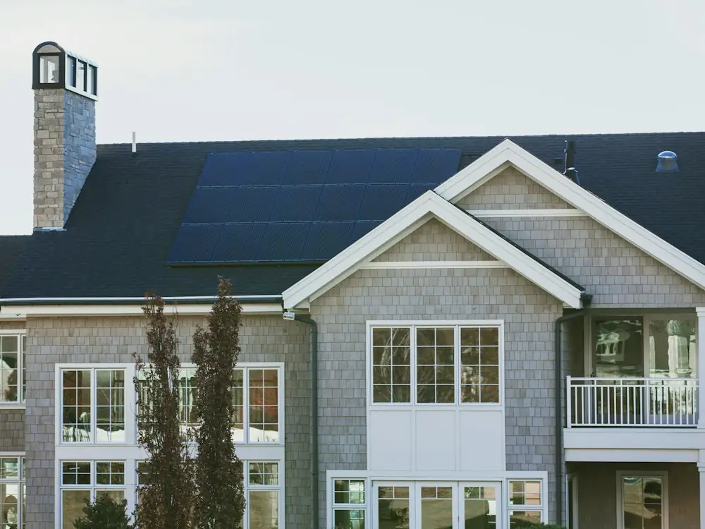 Casa com sistema solar instalado no telhado