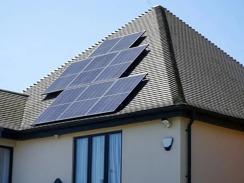 Módulos solares em telhado residencial